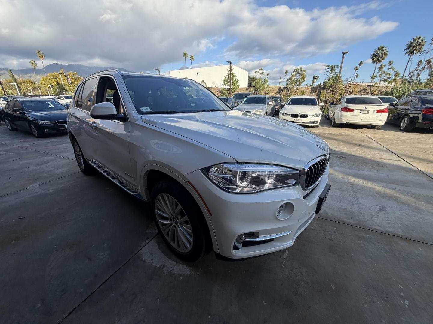 2016 Alpine White /Black BMW X5 xDrive35i (5UXKR0C59G0) with an 3.0L L6 DOHC 24V engine, 8A transmission, located at 30 S. Berkeley Avenue, Pasadena, CA, 91107, (626) 248-7567, 34.145447, -118.109398 - Photo#3