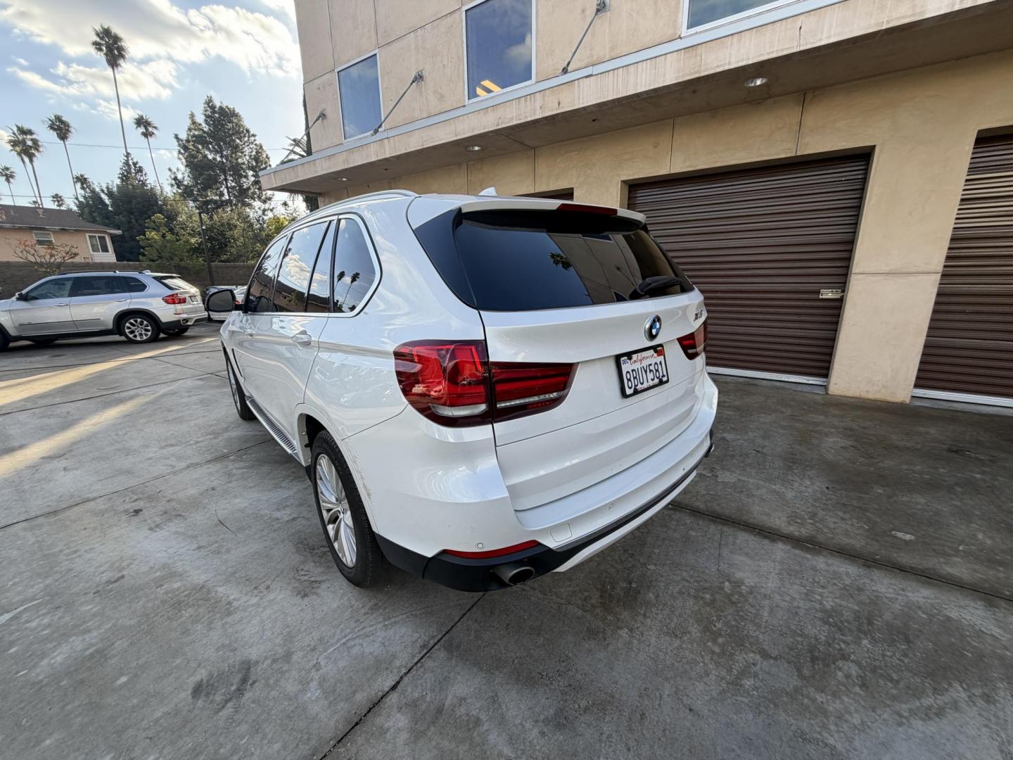 2016 Alpine White /Black BMW X5 xDrive35i (5UXKR0C59G0) with an 3.0L L6 DOHC 24V engine, 8A transmission, located at 30 S. Berkeley Avenue, Pasadena, CA, 91107, (626) 248-7567, 34.145447, -118.109398 - Photo#6