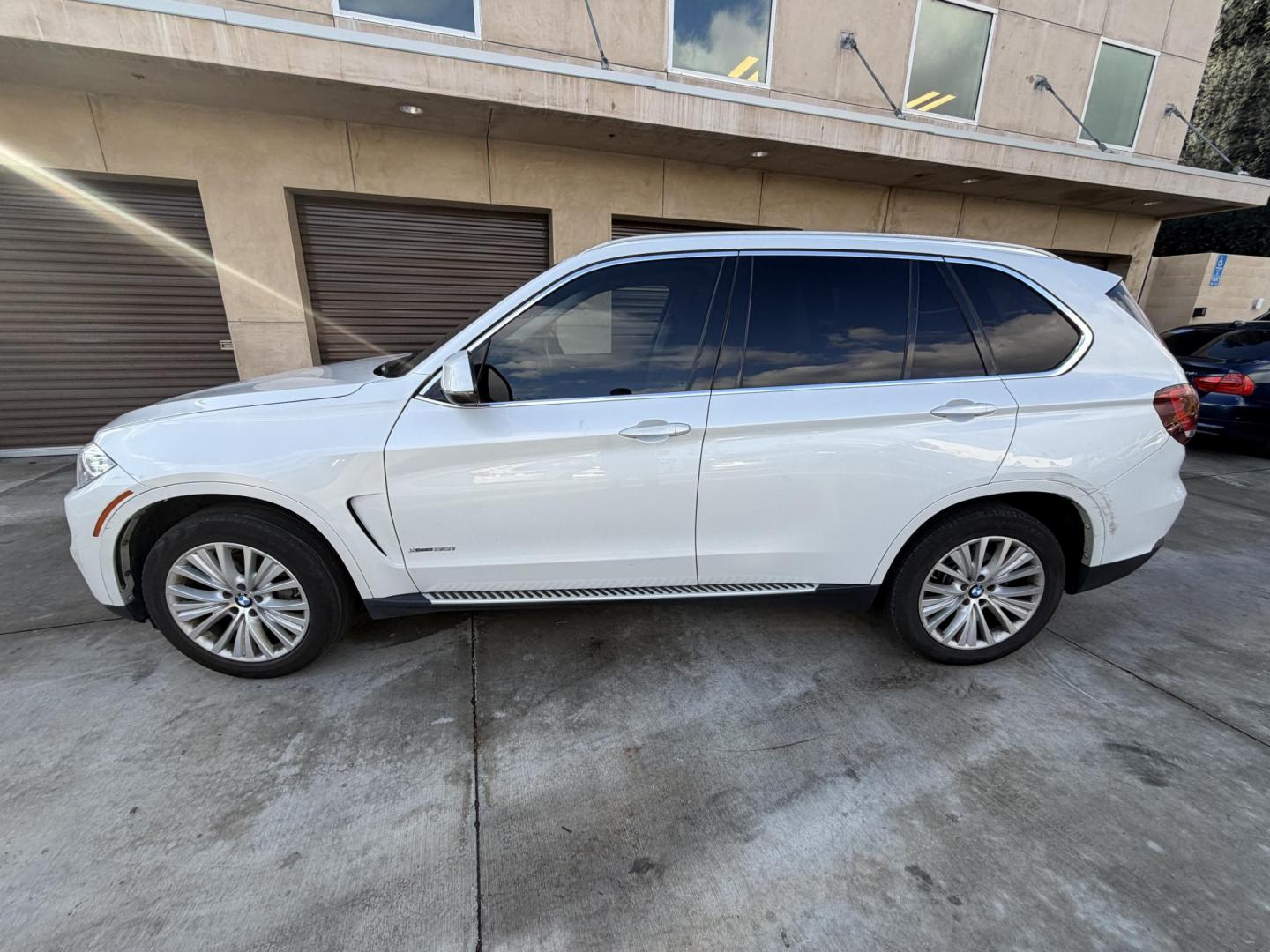2016 Alpine White /Black BMW X5 xDrive35i (5UXKR0C59G0) with an 3.0L L6 DOHC 24V engine, 8A transmission, located at 30 S. Berkeley Avenue, Pasadena, CA, 91107, (626) 248-7567, 34.145447, -118.109398 - Photo#7