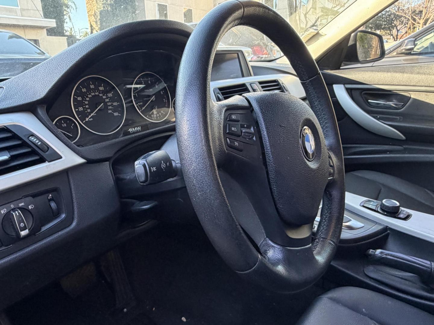 2015 Alpine White /Black BMW 3-Series 320i Sedan (WBA3B1C53FK) with an 2.0L L4 DOHC 16V engine, 8-Speed Automatic transmission, located at 30 S. Berkeley Avenue, Pasadena, CA, 91107, (626) 248-7567, 34.145447, -118.109398 - BMW 3 Series Sedan – VIN: WBA3B1C53FK136377 Luxury Sport Sedan with Buy Here Pay Here Financing – Crown City Motors, Pasadena If you’re searching for a BMW 3 Series with bad credit financing, this vehicle is an excellent opportunity to own a luxury sport sedan with real in-house approval - Photo#11