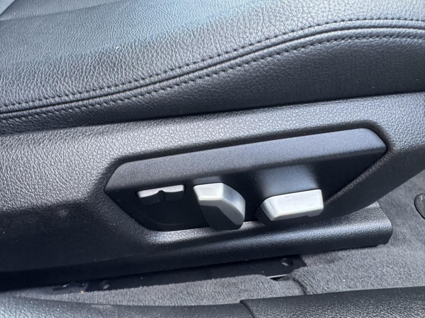 2017 BMW 3-Series 330i xDrive SULEV Sedan (WBA8D9G37HN) with an 3.0L L6 DOHC 24V engine, 8A transmission, located at 30 S. Berkeley Avenue, Pasadena, CA, 91107, (626) 248-7567, 34.145447, -118.109398- Photo#23