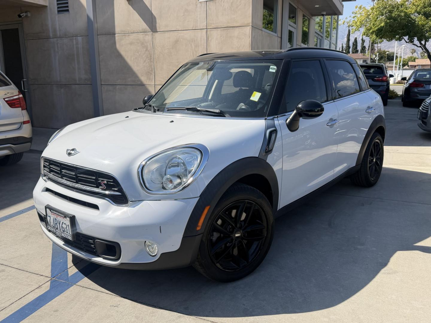 2015 White /BLACK Mini Countryman S (WMWZC3C5XFW) with an 1.6L L4 DOHC 16V TURBO engine, located at 30 S. Berkeley Avenue, Pasadena, CA, 91107, (626) 248-7567, 34.145447, -118.109398 - Photo#0