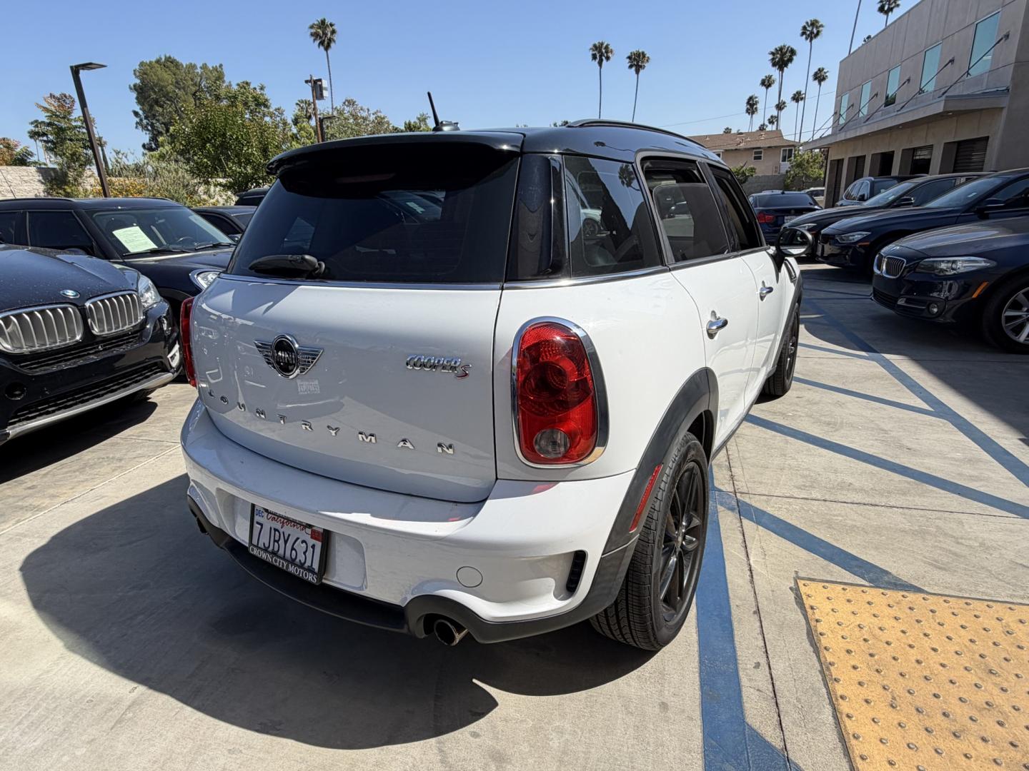 2015 White /BLACK Mini Countryman S (WMWZC3C5XFW) with an 1.6L L4 DOHC 16V TURBO engine, located at 30 S. Berkeley Avenue, Pasadena, CA, 91107, (626) 248-7567, 34.145447, -118.109398 - Photo#1