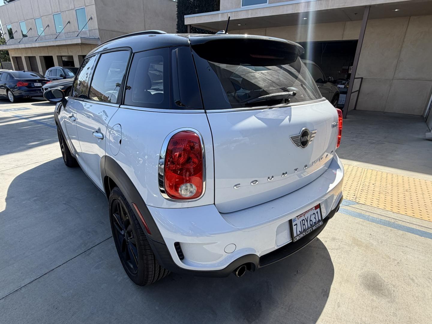 2015 White /BLACK Mini Countryman S (WMWZC3C5XFW) with an 1.6L L4 DOHC 16V TURBO engine, located at 30 S. Berkeley Avenue, Pasadena, CA, 91107, (626) 248-7567, 34.145447, -118.109398 - Photo#3