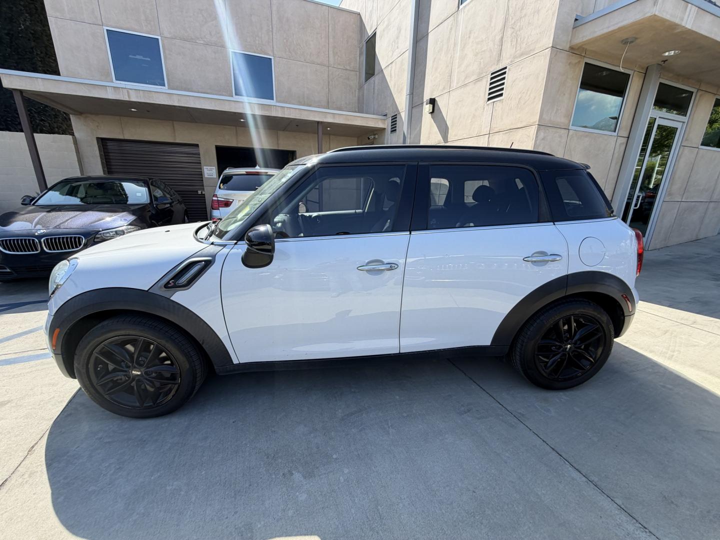 2015 White /BLACK Mini Countryman S (WMWZC3C5XFW) with an 1.6L L4 DOHC 16V TURBO engine, located at 30 S. Berkeley Avenue, Pasadena, CA, 91107, (626) 248-7567, 34.145447, -118.109398 - Photo#4