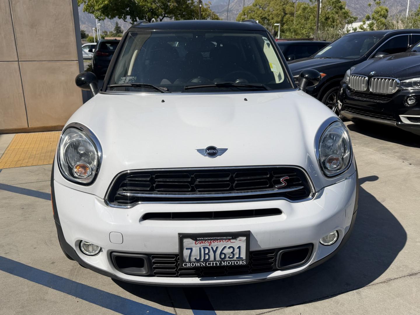 2015 White /BLACK Mini Countryman S (WMWZC3C5XFW) with an 1.6L L4 DOHC 16V TURBO engine, located at 30 S. Berkeley Avenue, Pasadena, CA, 91107, (626) 248-7567, 34.145447, -118.109398 - Photo#5