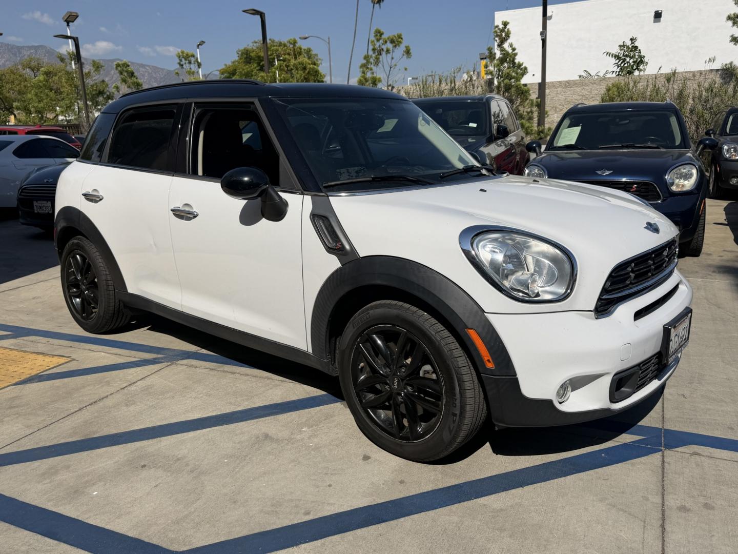 2015 White /BLACK Mini Countryman S (WMWZC3C5XFW) with an 1.6L L4 DOHC 16V TURBO engine, located at 30 S. Berkeley Avenue, Pasadena, CA, 91107, (626) 248-7567, 34.145447, -118.109398 - Photo#6