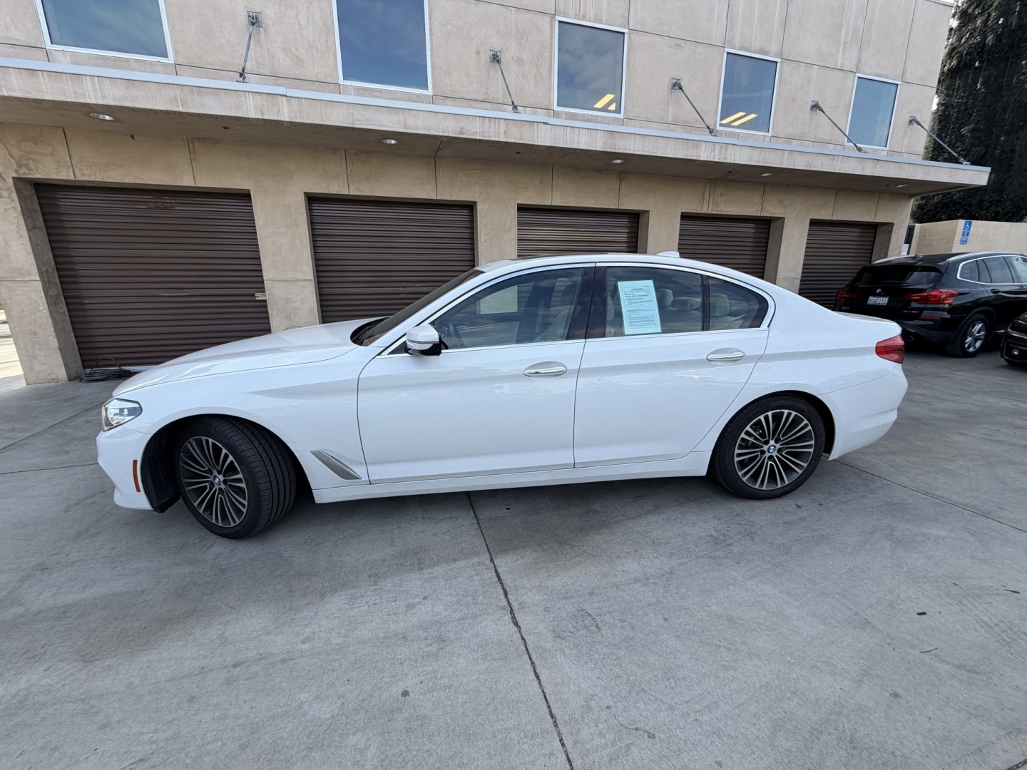 2018 White /Gray BMW 5-Series 530i (WBAJA5C58JG) with an 2.0L L4 DOHC 16V TURBO engine, 8A transmission, located at 30 S. Berkeley Avenue, Pasadena, CA, 91107, (626) 248-7567, 34.145447, -118.109398 - Photo#2