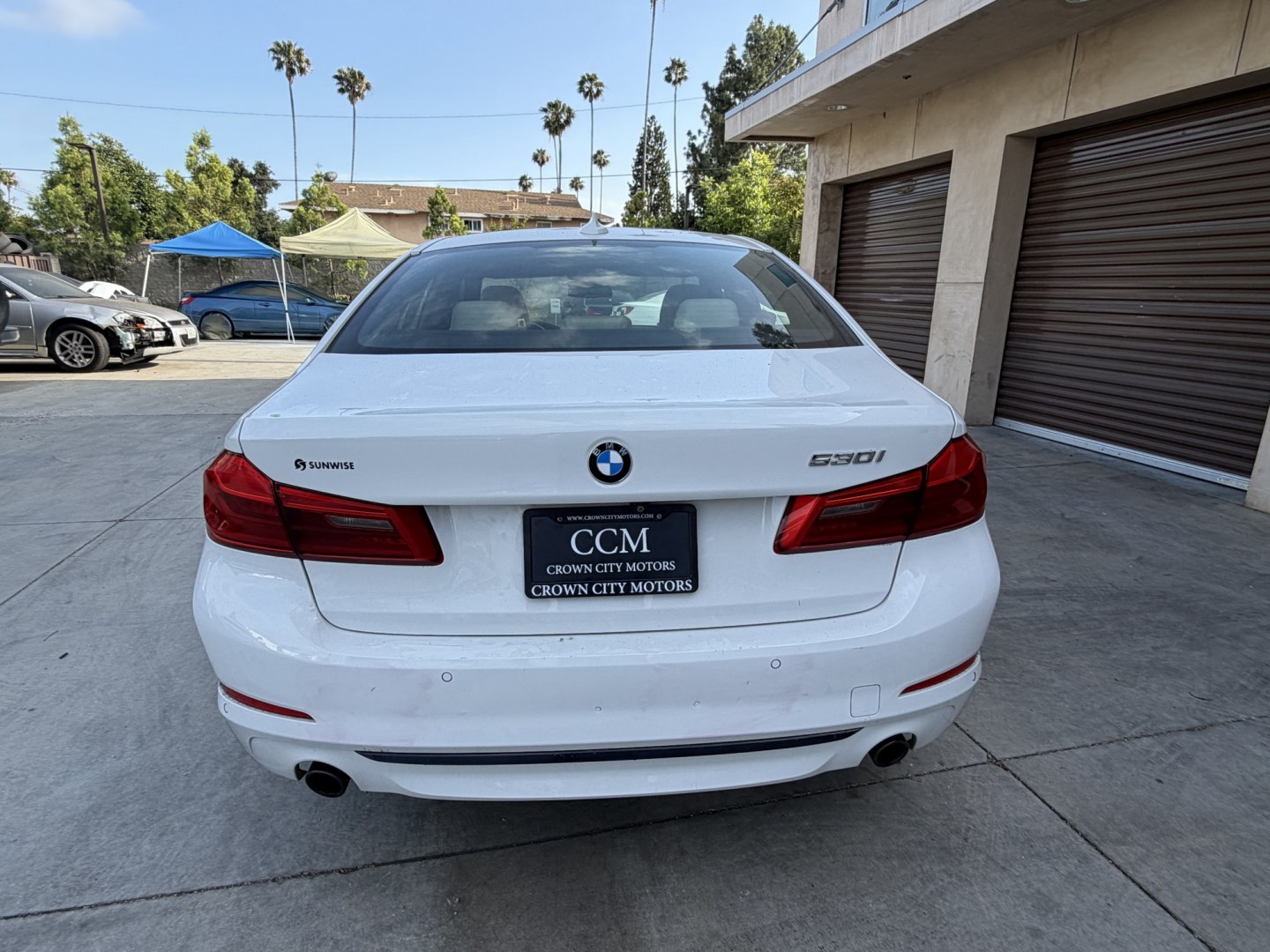 2018 White /Gray BMW 5-Series 530i (WBAJA5C58JG) with an 2.0L L4 DOHC 16V TURBO engine, 8A transmission, located at 30 S. Berkeley Avenue, Pasadena, CA, 91107, (626) 248-7567, 34.145447, -118.109398 - Photo#4