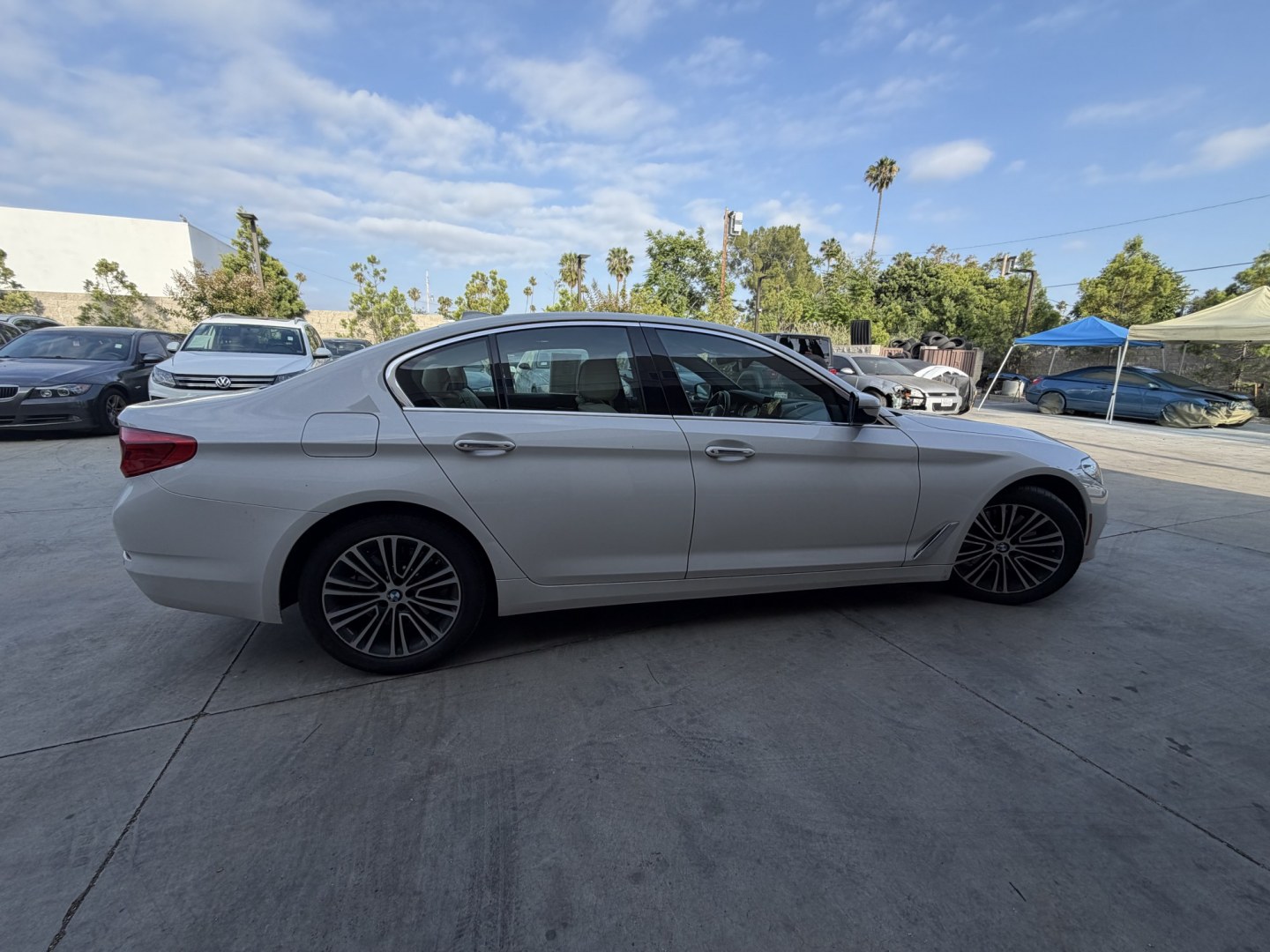 2018 White /Gray BMW 5-Series 530i (WBAJA5C58JG) with an 2.0L L4 DOHC 16V TURBO engine, 8A transmission, located at 30 S. Berkeley Avenue, Pasadena, CA, 91107, (626) 248-7567, 34.145447, -118.109398 - Photo#6