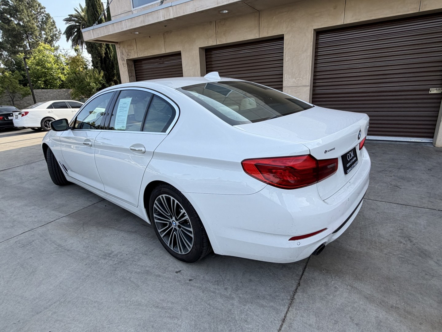 2018 White /Gray BMW 5-Series 530i (WBAJA5C58JG) with an 2.0L L4 DOHC 16V TURBO engine, 8A transmission, located at 30 S. Berkeley Avenue, Pasadena, CA, 91107, (626) 248-7567, 34.145447, -118.109398 - Photo#5