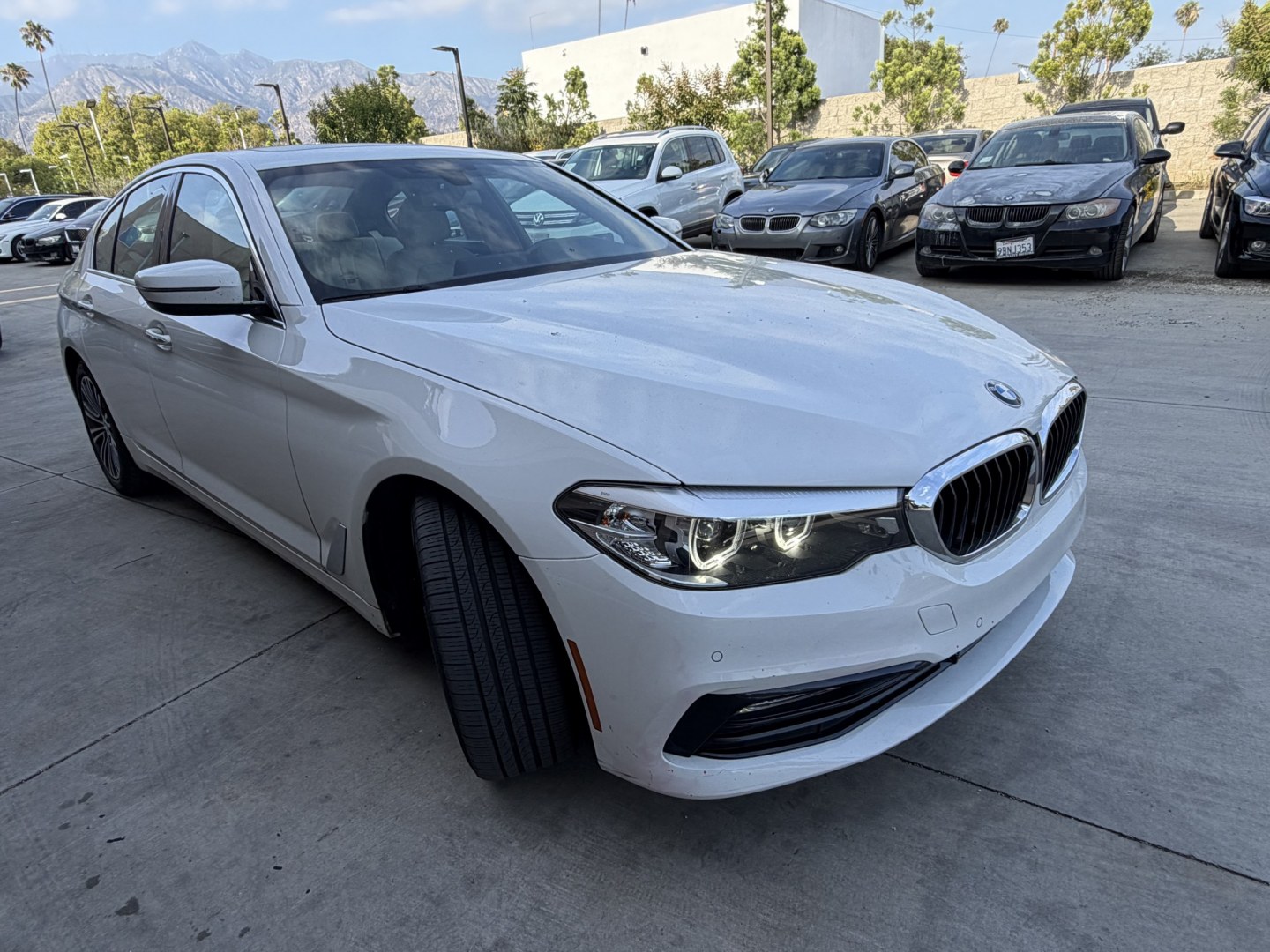 2018 White /Gray BMW 5-Series 530i (WBAJA5C58JG) with an 2.0L L4 DOHC 16V TURBO engine, 8A transmission, located at 30 S. Berkeley Avenue, Pasadena, CA, 91107, (626) 248-7567, 34.145447, -118.109398 - Photo#7