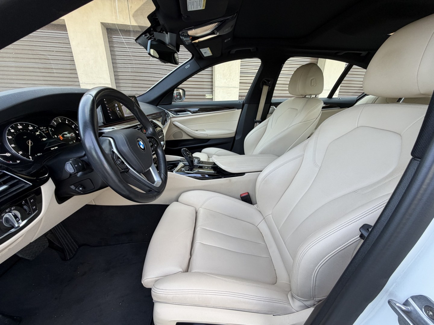 2018 White /Gray BMW 5-Series 530i (WBAJA5C58JG) with an 2.0L L4 DOHC 16V TURBO engine, 8A transmission, located at 30 S. Berkeley Avenue, Pasadena, CA, 91107, (626) 248-7567, 34.145447, -118.109398 - Photo#11