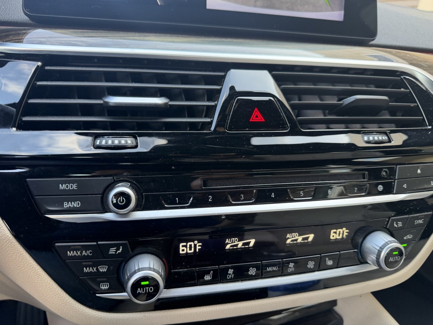 2018 White /Gray BMW 5-Series 530i (WBAJA5C58JG) with an 2.0L L4 DOHC 16V TURBO engine, 8A transmission, located at 30 S. Berkeley Avenue, Pasadena, CA, 91107, (626) 248-7567, 34.145447, -118.109398 - Photo#16