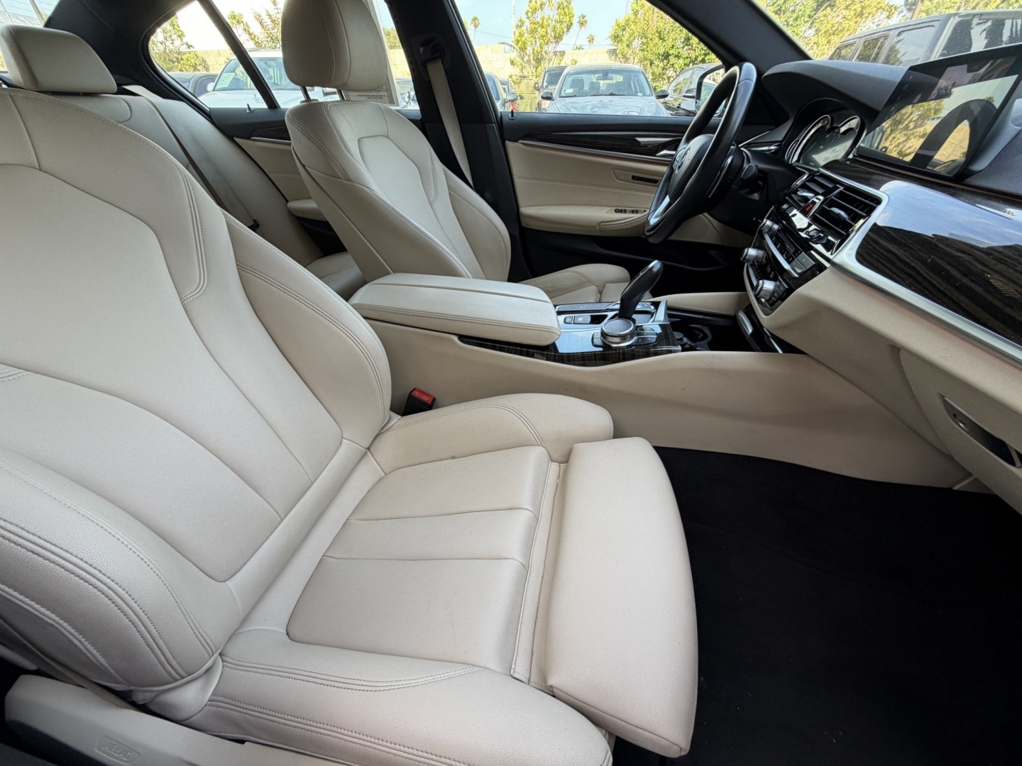 2018 White /Gray BMW 5-Series 530i (WBAJA5C58JG) with an 2.0L L4 DOHC 16V TURBO engine, 8A transmission, located at 30 S. Berkeley Avenue, Pasadena, CA, 91107, (626) 248-7567, 34.145447, -118.109398 - Photo#15