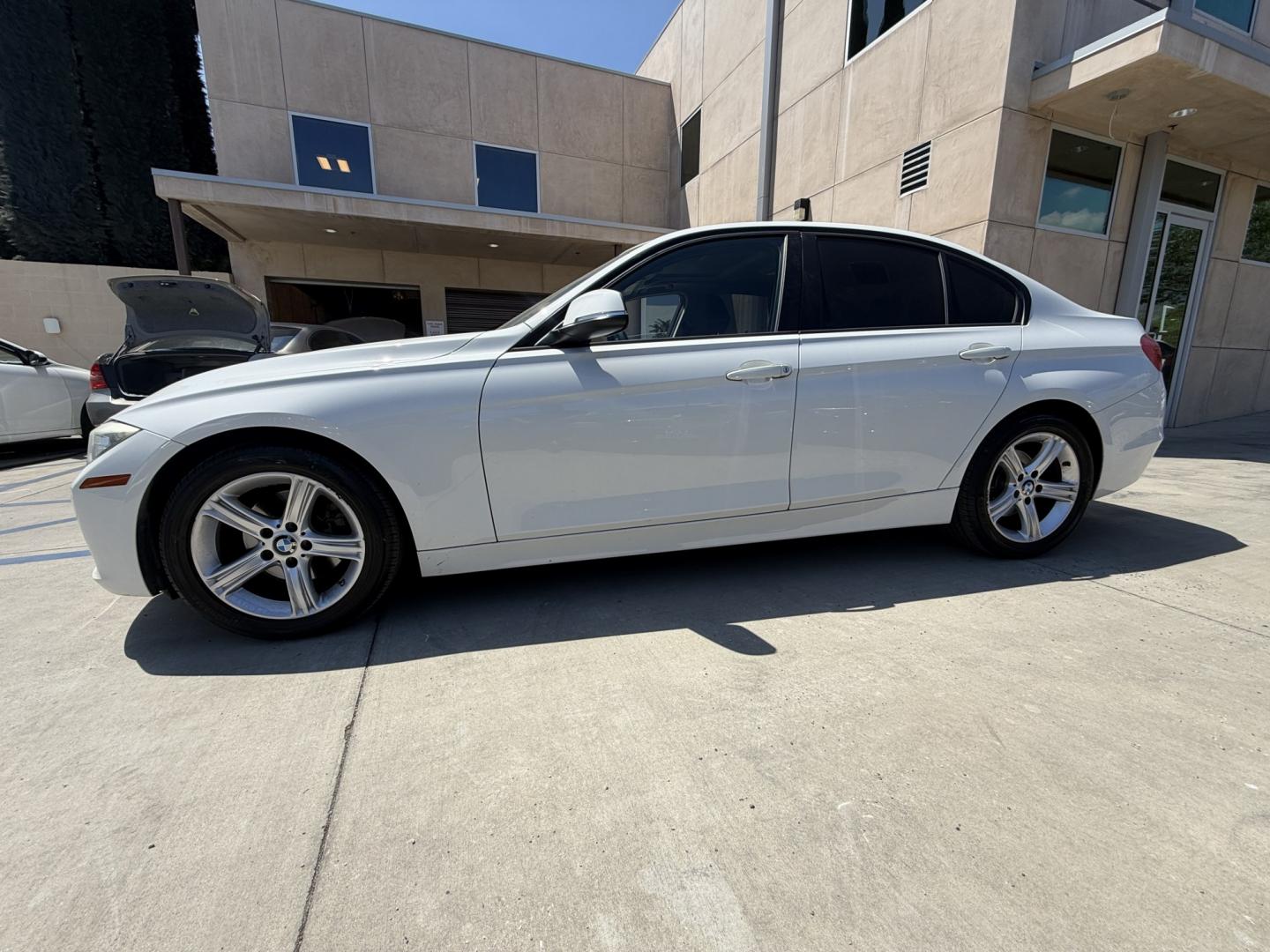 2014 Alpine White /Black BMW 3-Series 328i Sedan (WBA3C1C56EK) with an 2.0L L4 DOHC 16V engine, Automatic transmission, located at 30 S. Berkeley Avenue, Pasadena, CA, 91107, (626) 248-7567, 34.145447, -118.109398 - DEALER IDENTIFIER: Crown City Motors Sales | Buy Here Pay Here Pasadena TARGET REGIONS: Pasadena, San Gabriel Valley, Riverside, San Bernardino FINANCING SPECIALTY: Subprime Auto Lending, In-House Financing, Bad Credit Car Loans CA VEHICLE: 2014 BMW 320i Sedan (VIN: WBA3C1C56EK105247) 2014 BMW- Photo#1