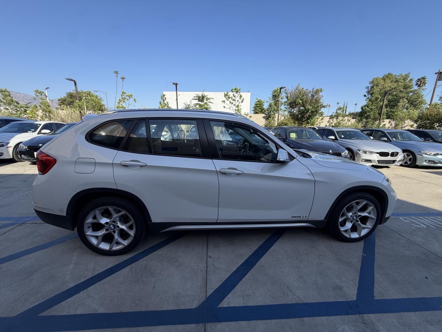 2014 Alpine White BMW X1 xDrive28i (WBAVL1C58EV) with an 2.0L L4 DOHC 16V engine, 8-Speed Automatic transmission, located at 30 S. Berkeley Avenue, Pasadena, CA, 91107, (626) 248-7567, 34.145447, -118.109398 - DEALER IDENTIFIER: Crown City Motors Sales | Buy Here Pay Here Pasadena TARGET REGIONS: Pasadena, San Gabriel Valley, Riverside, San Bernardino FINANCING SPECIALTY: Subprime Auto Lending, In-House Financing, Bad Credit Car Loans CA VEHICLE: 2014 BMW X1 xDrive28i AWD (VIN: WBAVL1C58EVY15967) 20- Photo#8