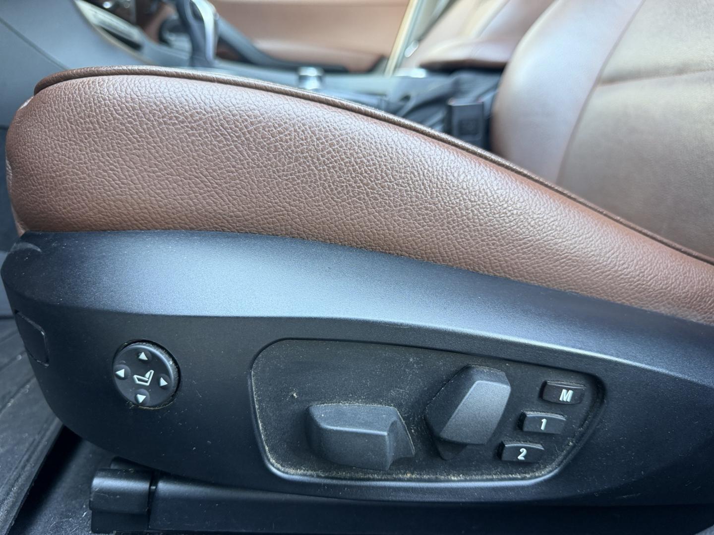 2014 Alpine White BMW X1 xDrive28i (WBAVL1C58EV) with an 2.0L L4 DOHC 16V engine, 8-Speed Automatic transmission, located at 30 S. Berkeley Avenue, Pasadena, CA, 91107, (626) 248-7567, 34.145447, -118.109398 - DEALER IDENTIFIER: Crown City Motors Sales | Buy Here Pay Here Pasadena TARGET REGIONS: Pasadena, San Gabriel Valley, Riverside, San Bernardino FINANCING SPECIALTY: Subprime Auto Lending, In-House Financing, Bad Credit Car Loans CA VEHICLE: 2014 BMW X1 xDrive28i AWD (VIN: WBAVL1C58EVY15967) 20- Photo#12