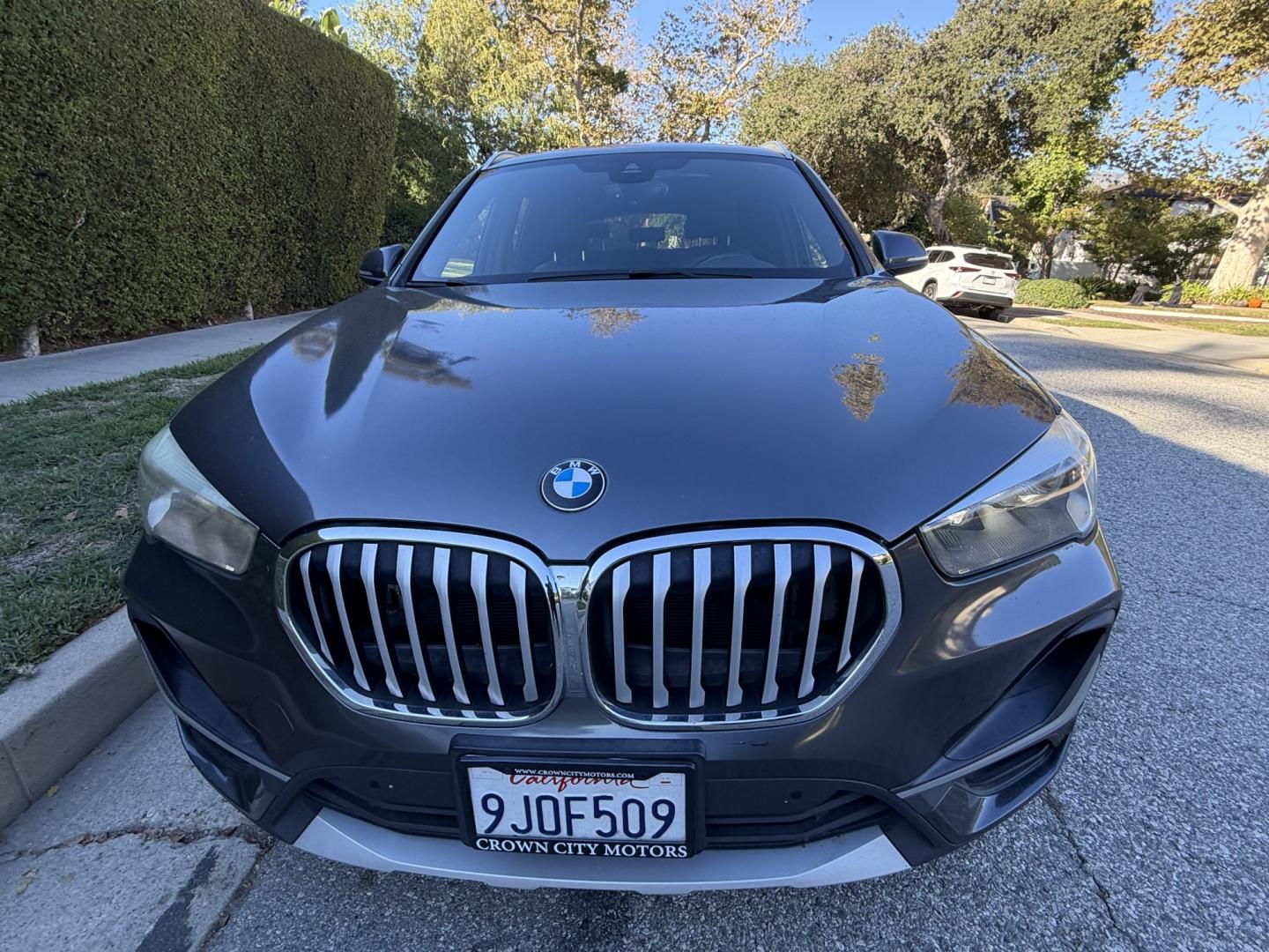 2020 Gray metallic /Black BMW X1 sDrive28i (WBXJG7C09L5) with an 2.0L L4 DOHC 16V engine, 8A transmission, located at 30 S. Berkeley Avenue, Pasadena, CA, 91107, (626) 248-7567, 34.145447, -118.109398- Photo#5